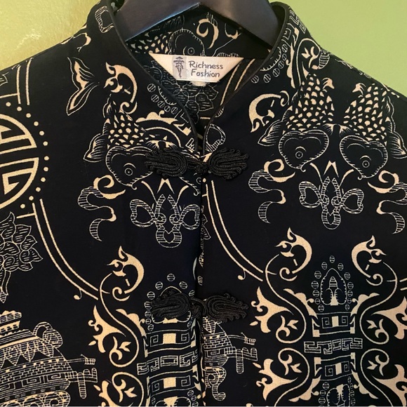 Vintage 90’s navy Asian print 3/4 sleeve blouse with frog ties down the front - Picture 2 of 9